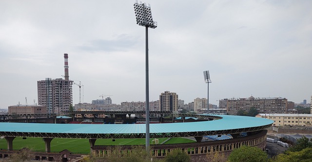 湖人立望东，季后赛争夺战加剧“重.